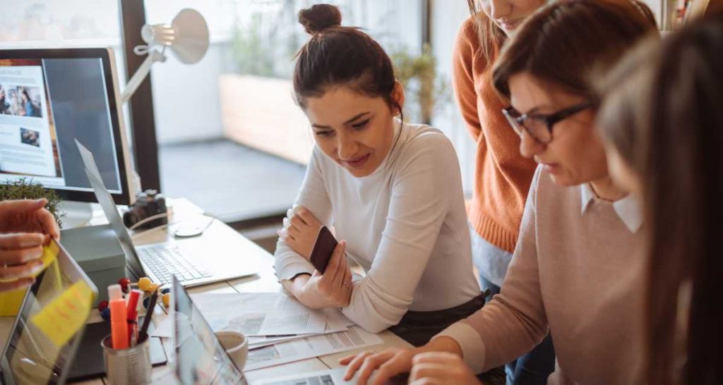 female entrepreneurs collaborating